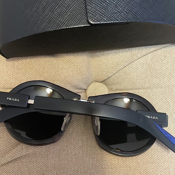 Prada - Picture 5 of 9